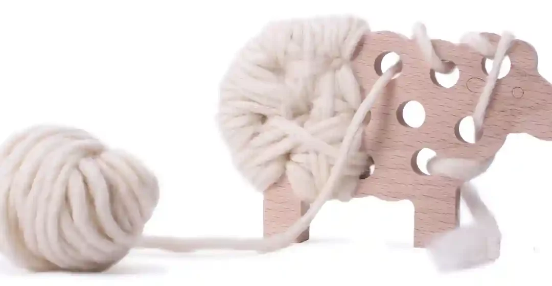 Das perfekte Geschenk für Kinder: Holz-Fädelschaf